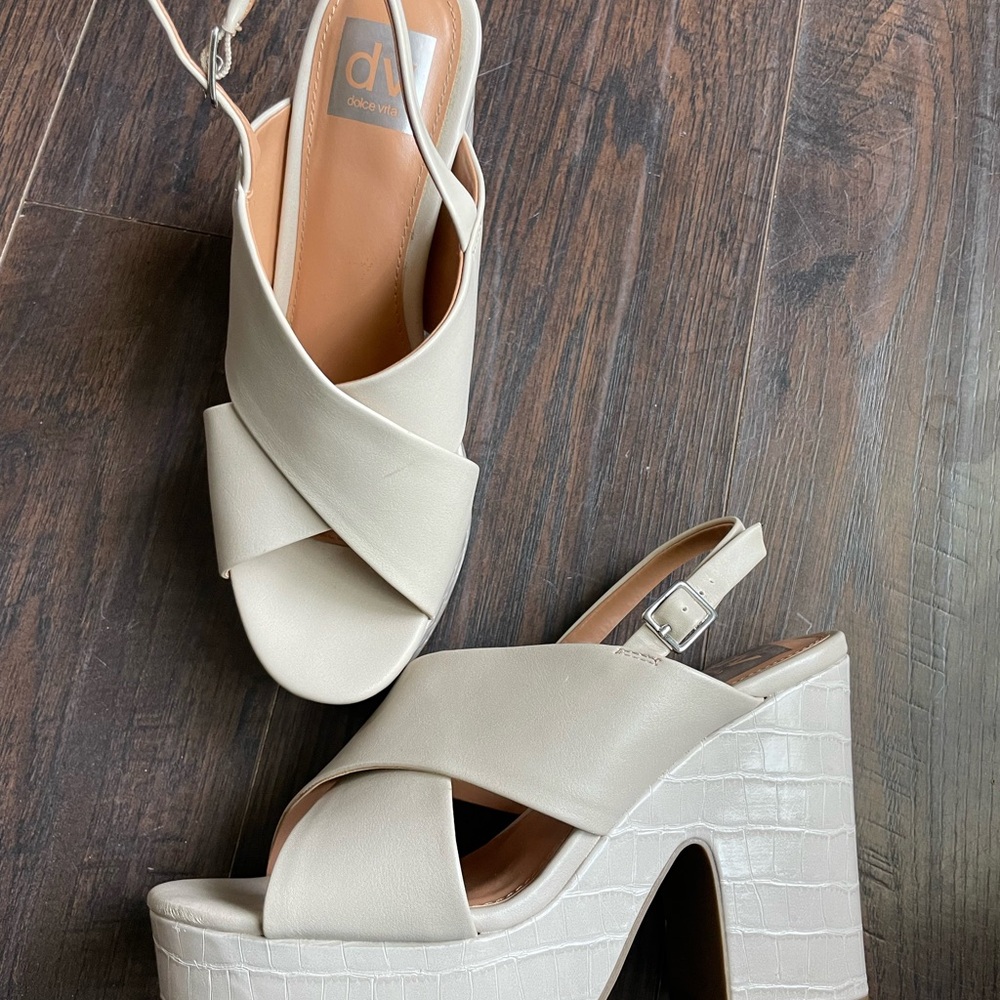 DV Dolce Vita
Cypress Platform Wedge Sandals - Picture 7 of 7